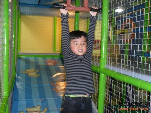 Lucas尽情玩耍
